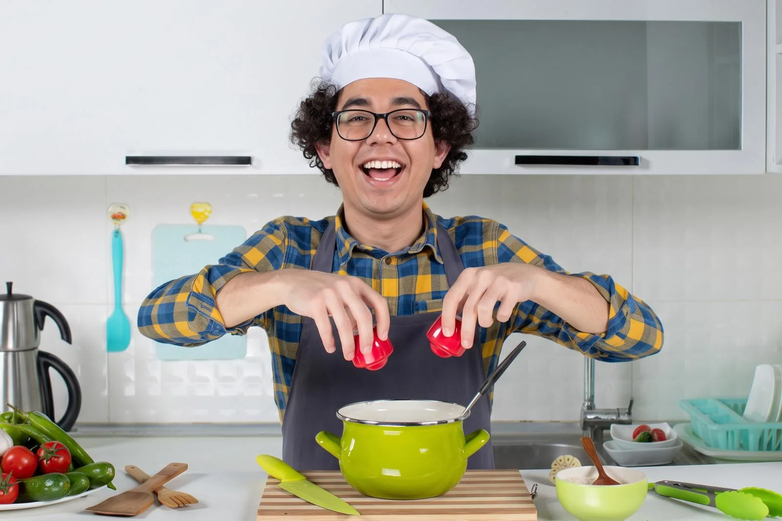 Imagem cômica de panelas e cozinha para Sérgio fazer jantar.